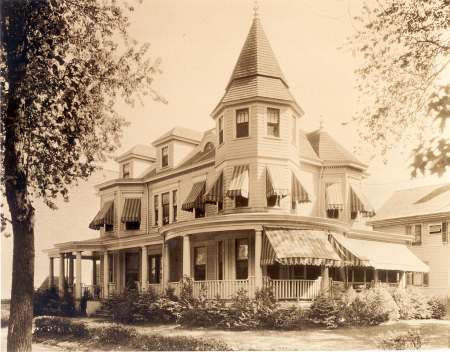 The Vetter Mansion at the southeasterly corner of Lefferts Avenue (Boulevard) and Hillside Avenue in Richmond Hill. Today, it is the Simonson Funeral Home. 
