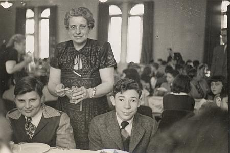 Temple Isaiah Demonstration Seder in Kew Gardens, NY - 1947.