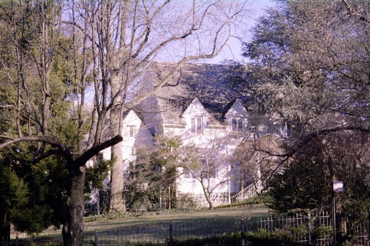A house on Park Lane South at Mayfair Road in April 2006.
