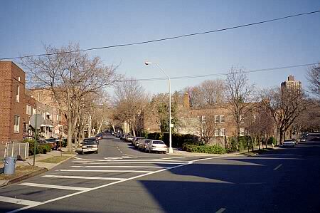 After the Kew Gardens Country Club opened in 1917 at the corner of Lefferts Avenue (Boulevard) and Austin Street, the Kew Gardens Civic Association held its meetings there. 

