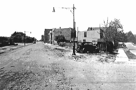 After the Kew Gardens Country Club opened in 1917 at the corner of Lefferts Avenue (Boulevard) and Austin Street, the Kew Gardens Civic Association held its meetings there. 
